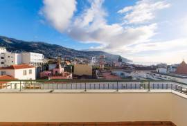 4-Bedroom Top-Floor Apartment in Central Funchal – Prime Location & Investment Opportunity