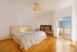 4-Bedroom Top-Floor Apartment in Central Funchal – Prime Location & Investment Opportunity