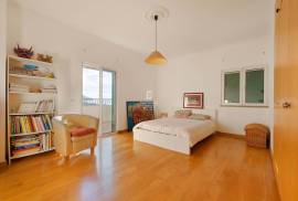 4-Bedroom Top-Floor Apartment in Central Funchal – Prime Location & Investment Opportunity