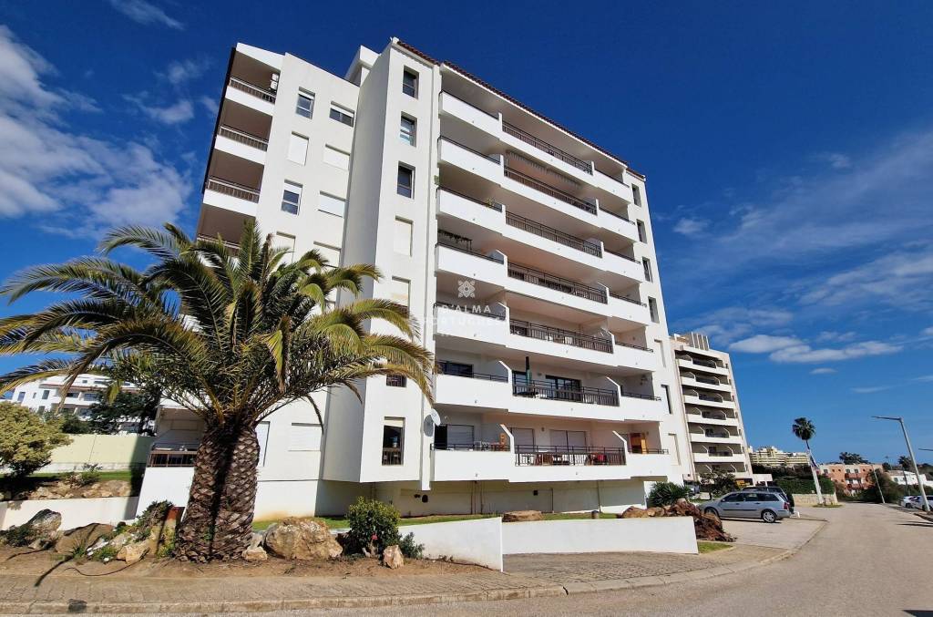 Apartment T0+1, walking distance to Praia do Vau, with elevator