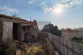 House to recover with approved project in Travessa da Arrábida, Porto