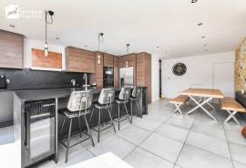3 bedroom, Semi-detached house for sale