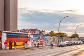 Spacious living in Friedrichshain: Large 2/3 -room apartment with balcony