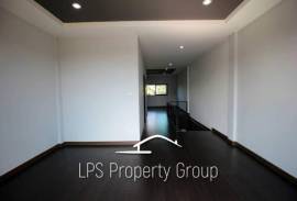 Four Story Commercial Building For Sale in Good Location