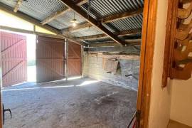 Beautiful farmhouse to renovate to your taste