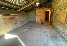 Beautiful farmhouse to renovate to your taste