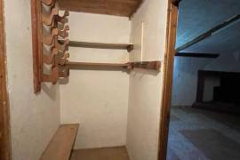 Beautiful farmhouse to renovate to your taste
