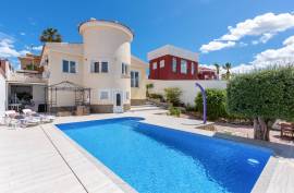 WONDERFUL VILLA NEAR THE CENTRE OF CIUDAD QUESADA