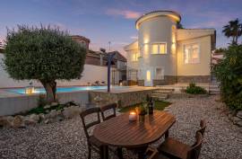 WONDERFUL VILLA NEAR THE CENTRE OF CIUDAD QUESADA