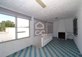 Detached 3 bedroom villa with winery and warehouses next to the EN125