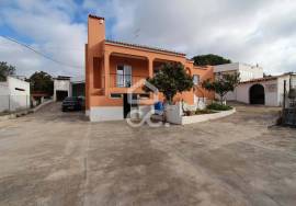 Detached 3 bedroom villa with winery and warehouses next to the EN125