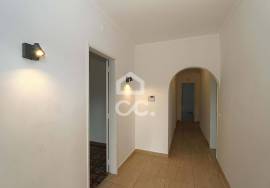 Detached 3 bedroom villa with winery and warehouses next to the EN125