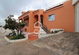Detached 3 bedroom villa with winery and warehouses next to the EN125
