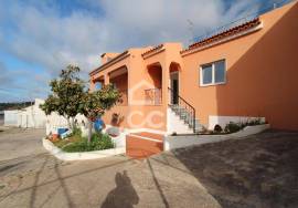 Detached 3 bedroom villa with winery and warehouses next to the EN125