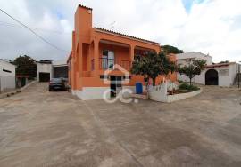 Detached 3 bedroom villa with winery and warehouses next to the EN125