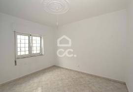 Detached 3 bedroom villa with winery and warehouses next to the EN125