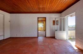 4 + 1 bedroom villa with a lot of potential located in Monchique
