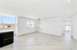 Renovated 2 bedroom apartment on Av. April 25 in Portimão