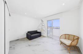 Renovated 2 bedroom apartment on Av. April 25 in Portimão