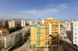 Renovated 2 bedroom apartment on Av. April 25 in Portimão
