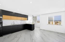 Renovated 2 bedroom apartment on Av. April 25 in Portimão