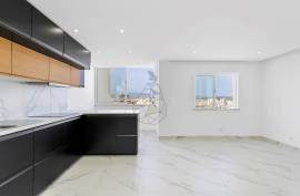 Renovated 2 bedroom apartment on Av. April 25 in Portimão