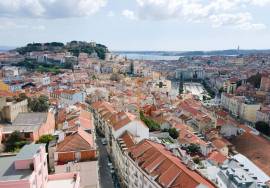 Architect-designed 8-bedroom townhouse with infinity pool and panoramic views over Lisbon and the Tagus