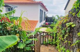 Charming 5-Bedroom Villa with Sea Views in Funchal