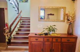 Charming 5-Bedroom Villa with Sea Views in Funchal