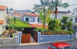 Charming 5-Bedroom Villa with Sea Views in Funchal
