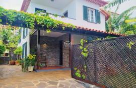 Charming 5-Bedroom Villa with Sea Views in Funchal
