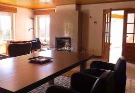 Charming farmhouse with an area of  5.540m2, 5 suites and 4 fireplaces