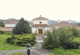 Charming farmhouse with an area of  5.540m2, 5 suites and 4 fireplaces