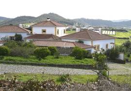 Charming farmhouse with an area of  5.540m2, 5 suites and 4 fireplaces