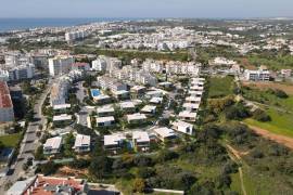 Plot of land with 559 m2 inserted in a new and noble urbanization located in Albufeira