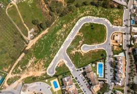 Plot of land with 559 m2 inserted in a new and noble urbanization located in Albufeira