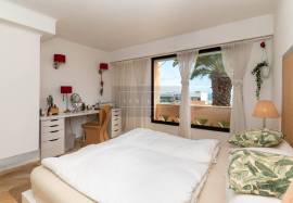 3 BEDROOM APARTMENT WITH SEA VIEW AND POOL