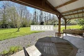 Detached Country House with Landscaped Garden