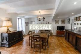 Detached Country House with Landscaped Garden