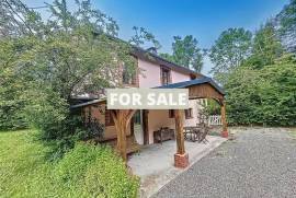 Detached Country House with Landscaped Garden