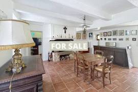 Detached Country House with Landscaped Garden