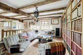 Detached Country House with Outbuilding