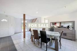 Modern Detached House with Garden