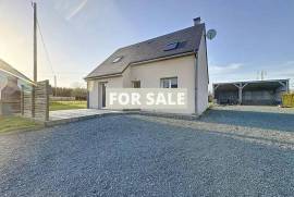Modern Detached House with Garden