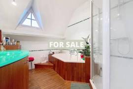 Detached House with Garden