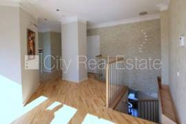 Apartment for rent in Riga, 165.00m2