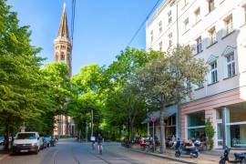 Spacious 3-Room Apartment with Private Garden in front of Helmholtzplatz