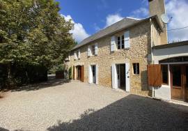 Maison de caractere de 2 chambres avec maison attenante supplementaire de 2 chambres sur un terrain prive avec piscine