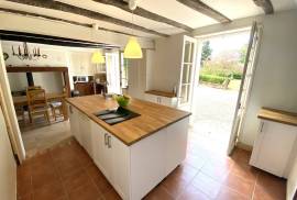 Maison de caractere de 2 chambres avec maison attenante supplementaire de 2 chambres sur un terrain prive avec piscine