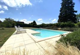 Maison de caractere de 2 chambres avec maison attenante supplementaire de 2 chambres sur un terrain prive avec piscine